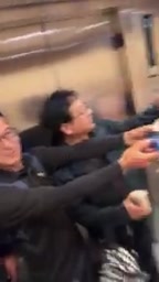 MrBeast与工作人员互动