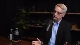 弦理论与量子力学诠释问题的类比