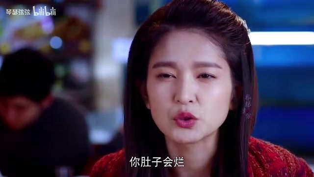 真人演员在暧昧喜剧场景中的表现