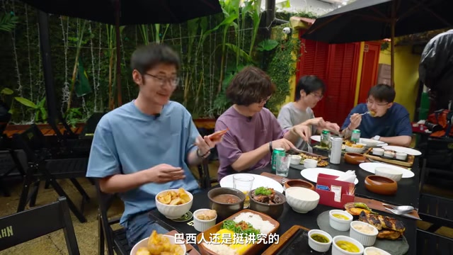 然后这里世界杯的氛围非常非常浓厚